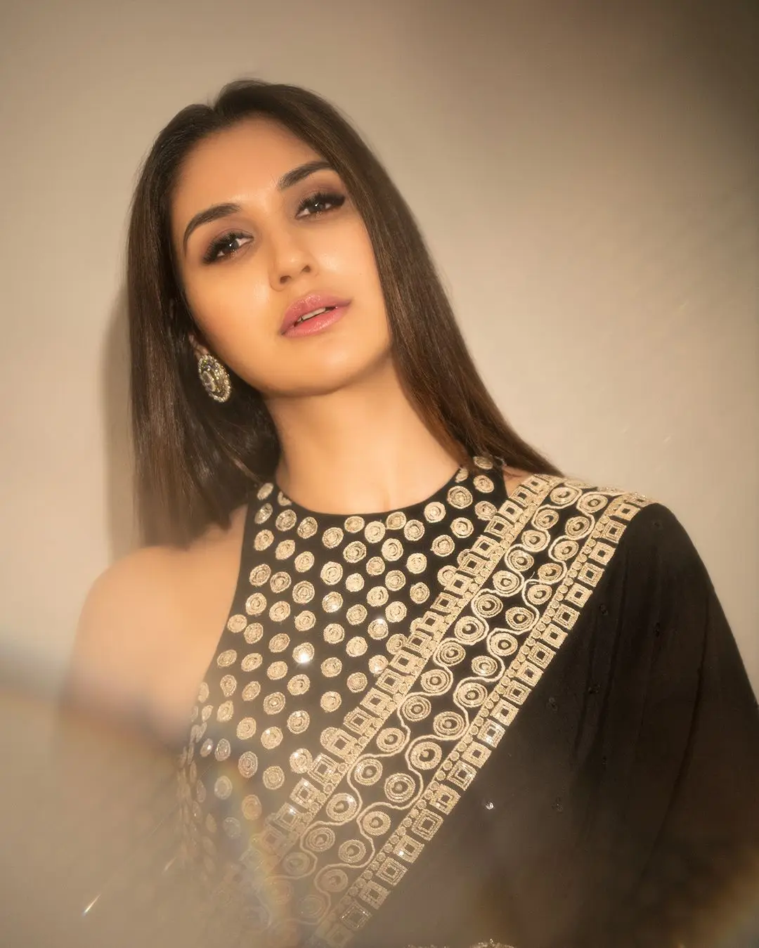 HINDI ACTRESS NIKITA DUTTA IN BLACK SAREE SLEEVELESS BLOUSE